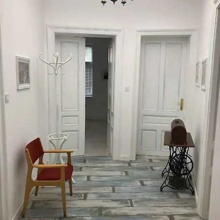Modern & Old Apartmán *